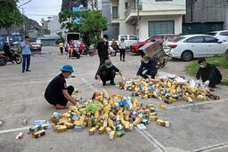 Hàng nghìn hộp thực phẩm chức năng bị đổ trộm ra bãi rác ở Hạ Long