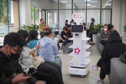 Robot hỗ trợ người dân làm thủ tục hành chính ngày đầu vận hành chính quyền 2 cấp ở TPHCM