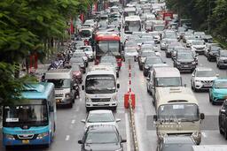 Chật vật qua tuyến đường vừa dựng dải phân cách phân làn ở Hà Nội