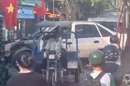 Tài xế xe ba gác chở ôtô cũ, gây ùn tắc giao thông ở TPHCM, bị phạt 10 triệu đồng