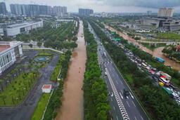 Còn điểm ngập úng trên đường gom Đại lộ Thăng Long, Võ Chí Công