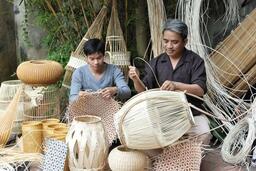 Sản phẩm OCOP vươn xa từ bàn tay nghệ nhân làng nghề Phú Vinh