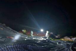 Hàng trăm người xuyên đêm gia cố đập thủy lợi 1,7 triệu m³ nước có nguy cơ vỡ ở Lâm Đồng