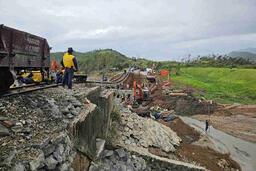 Thông tuyến đường sắt Bắc - Nam đoạn qua Đắk Lắk sau nhiều ngày gián đoạn vì mưa bão