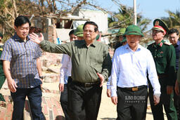 Thủ tướng đến vùng bão, sẻ chia cùng người dân Gia Lai, tiếp sức doanh nghiệp vượt khó