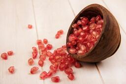 Ăn lựu hay uống nước ép, cách nào tốt hơn cho tim mạch