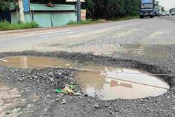 Ngán ngẩm đường kết nối TPHCM với Đồng Nai bị xuống cấp, chằng chịt hố sâu