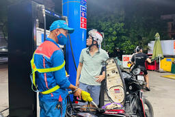 Giá xăng dầu hôm nay ngày 16/11/2025: Tăng mạnh phiên cuối tuần