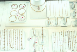 Giá vàng hôm nay 24/11/2025: Chuyên gia cảnh báo thận trọng