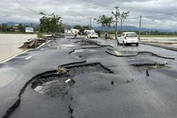 Khẩn trương thông tuyến, bảo đảm an toàn người dân sau mưa lũ