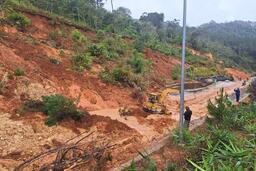 Sạt lở đất đá khối lượng lớn, chắn Quốc lộ 24 qua Măng Đen