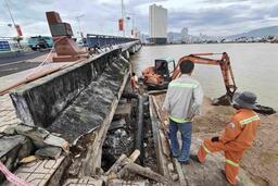 Sóng lớn xói lở chân cầu Trần Phú ở Nha Trang, nhiều khối bê tông rơi xuống biển