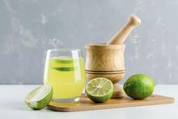 Nước chanh liều cao - thức uống giải độc hay mối nguy đối với sức khỏe?