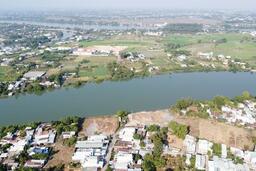 Vận động 2 hộ dân khẩn cấp di dời khỏi điểm sạt lở ven sông Đồng Nai