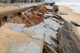 Sạt lở bờ biển ở Quảng Trị khiến bến cá, rừng dương, bờ kè đổ sụp