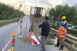 Xuất hiện hố sụt trên Quốc lộ 49, Huế theo dõi toàn khu vực