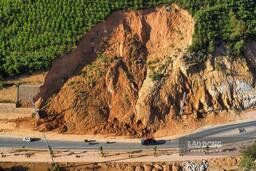 Nhiều tuyến đường tại Tuyên Quang vẫn ngổn ngang sạt lở sau mưa lũ