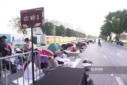 Khán giả ngủ qua đêm trên nền đất, chờ check-in concert anh trai, chị đẹp