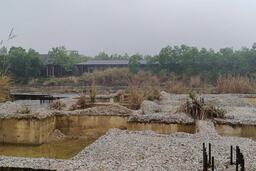 Dự án trung tâm thương mại hàng trăm tỉ đồng trở thành khu rừng