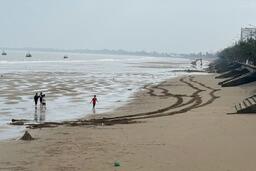 “Bàn tay khổng lồ” ở biển Hải Tiến được di dời