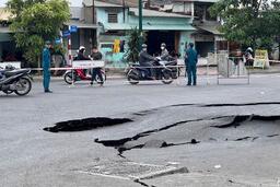 Sụt lún đường bờ kênh ở TPHCM