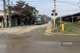 Xe tải chở khoáng sản gây bụi, địa phương cam kết xử lý