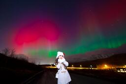 Khách Việt săn cực quang đỏ hiếm có giữa bão Mặt trời mạnh nhất 20 năm