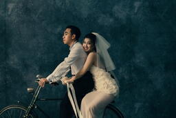 Con dâu Tập đoàn Sơn Hải, Á hậu Phương Nhi chụp ảnh cưới với xe đạp