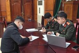 Công an Hà Nội xử lý đối tượng dán quảng cáo cờ bạc trá hình trên ô tô