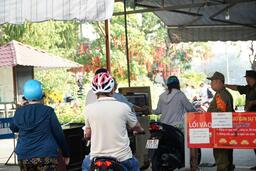 Người dân TPHCM tấp nập về chùa Diệu Pháp thả cá, phóng sinh