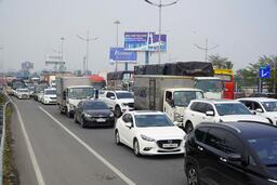 Ùn tắc kéo dài hàng giờ trên đường dẫn cao tốc TPHCM - Trung Lương