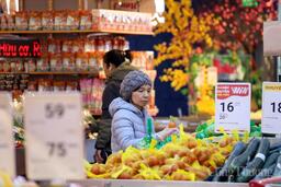 Thị trường hàng hóa ngày 28 Tết sôi động, giá cả vẫn ổn định