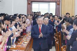 Tổng Bí thư chúc Tết cán bộ, công chức, viên chức Văn phòng Trung ương Đảng