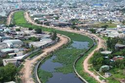 Dự án cải tạo kênh dài nhất TPHCM vắng công nhân, máy móc nằm im lìm