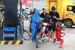 Giá xăng dầu hôm nay 1/3/2026: Tăng mạnh phiên cuối tuần