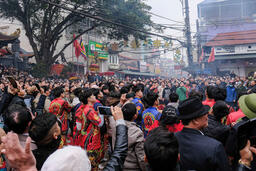 Du khách mất hàng giờ tìm phòng trong ngày chính hội Kỳ Cùng - Tả Phủ