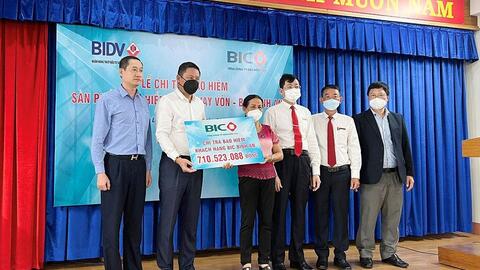 BIC trao hơn 710 triệu đồng tiền bảo hiểm người vay vốn cho khách hàng tại Lâm Đồng