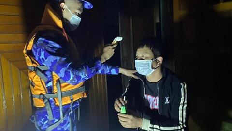 Cảnh sát biển vượt sóng to, gió lớn cứu sống ngư dân gặp nạn trên biển