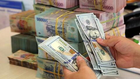 Tỷ giá trung tâm tăng mạnh, giá USD trong ngân hàng thương mại giảm