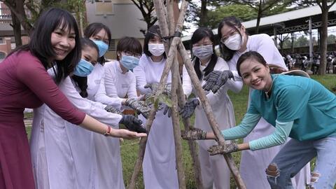 Hoa hậu Hoàn vũ Việt Nam 2018 H’Hen Niê truyền cảm hứng trồng cây cho học sinh TP.HCM