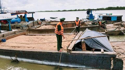 Bắt giữ 03 ghe tải vận chuyển, khai thác cát trái phép trên sông Đồng Nai