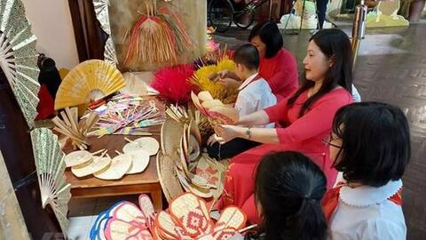 Tìm hiểu về nghề làm quạt nhân dịp Tết Đoan Ngọ tại di tích Hoàng thành Thăng Long