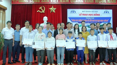 Quỹ Toyota Việt Nam trao tặng học bổng “vòng tay nhân ái” tại Thanh Hóa