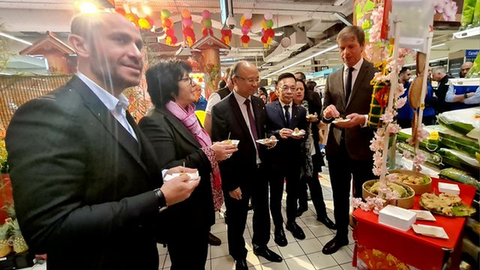 Tuần hàng Tết Nguyên đán tại Pháp