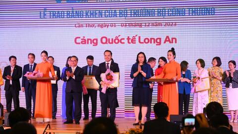 Cảng quốc tế Long An nhận bằng khen thành tích xuất sắc về logistics