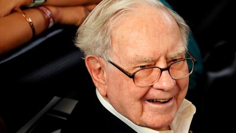 Warren Buffett hé lộ hai khoản đầu tư mới cùng thời gian thoái bớt vốn khỏi Apple