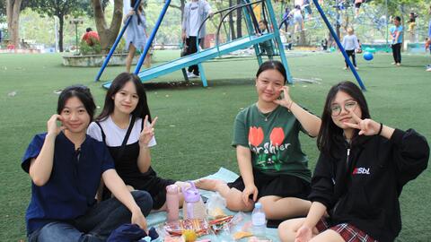 Giới trẻ Hà Nội tận hưởng những ngày thu đẹp nhất trong năm