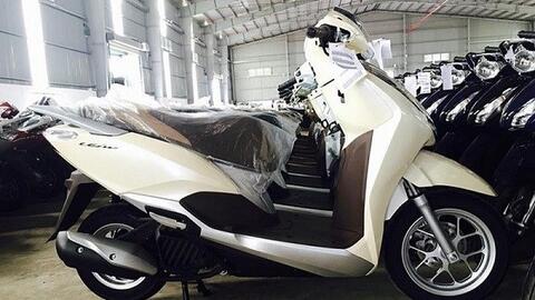 So sánh giá xe máy Honda Lead và Yamaha Grande ngày 31.3