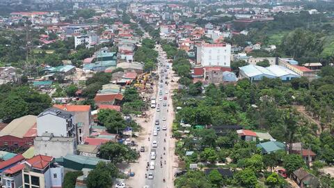 Máy móc tập kết chuẩn bị xây cầu trên Quốc lộ 6 Hà Nội