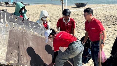 Cán bộ nhân viên SeABank chung tay làm sạch 11 bãi biển vì môi trường xanh